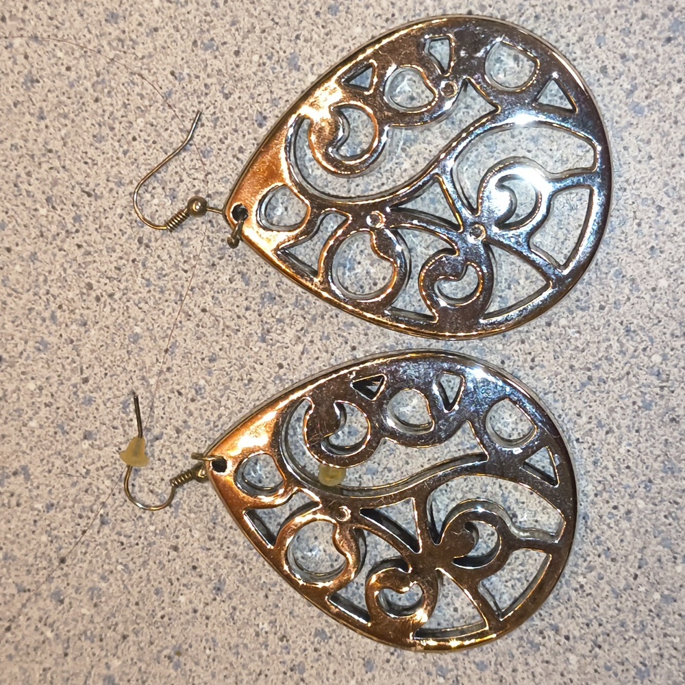 Elegant Silver Tone Lightweight Teardrop Earrings-NWOT